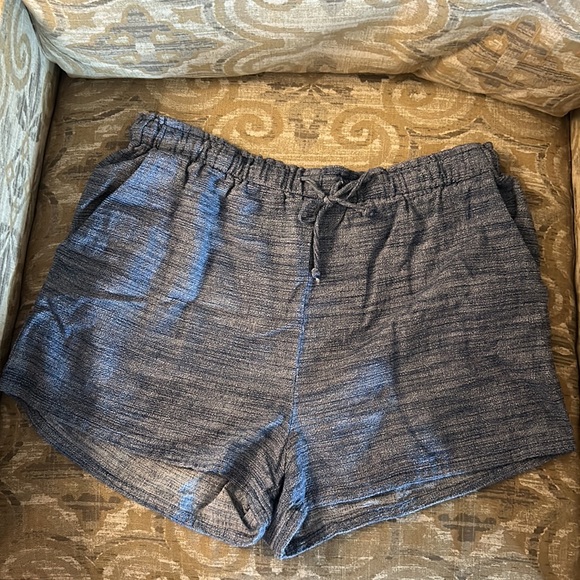 Umgee Ladies L Lightweight Linen-like shorts 🩳 - Picture 3 of 10